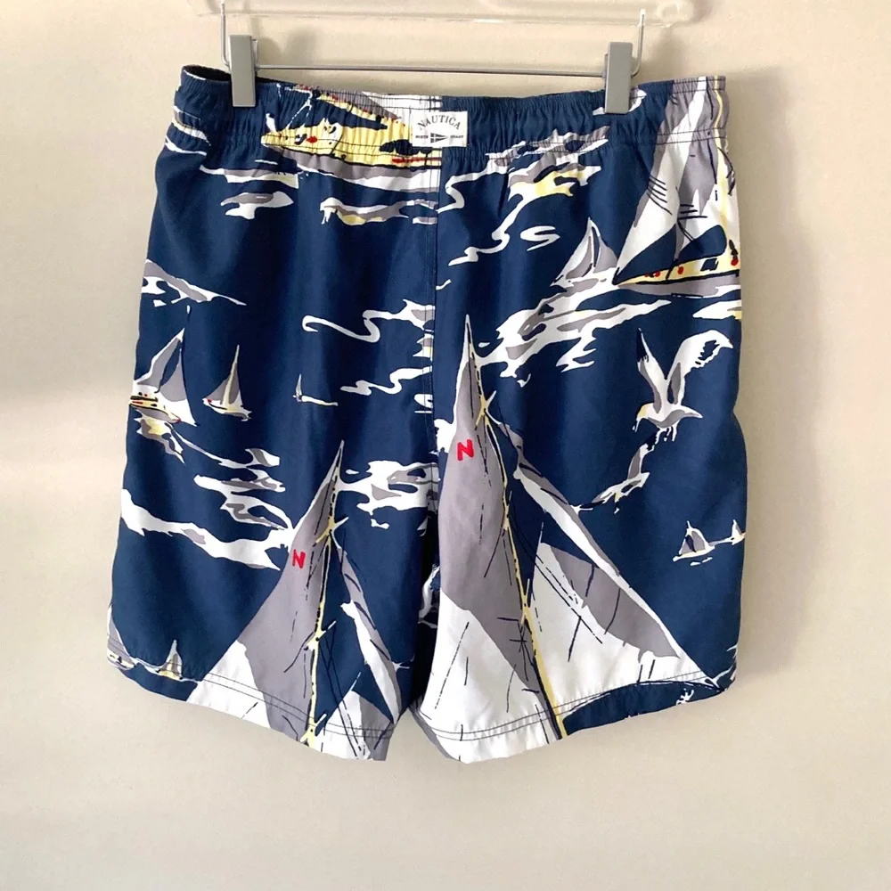 Nautica Men’s sailboat print swim trunks size M